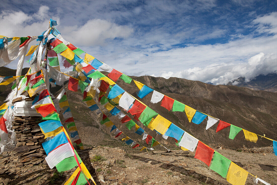 Gebetsfahnen im Transhimalaya-Gebirge auf dem Khampa La Pass bei Lhasa, autonomes Gebiet Tibet, Volksrepublik China