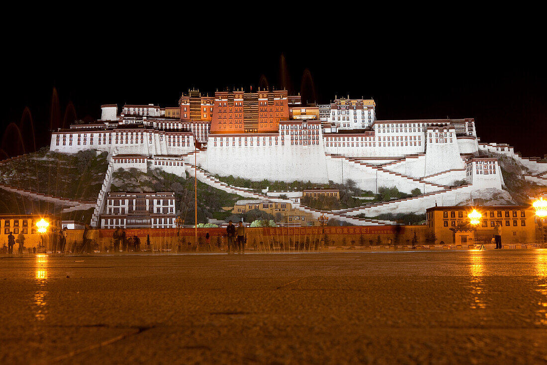 Potala-Palast bei Nacht, Residenz und Regierungssitz der Dalai Lamas in Lhasa, autonomes Gebiet Tibet, Volksrepublik China