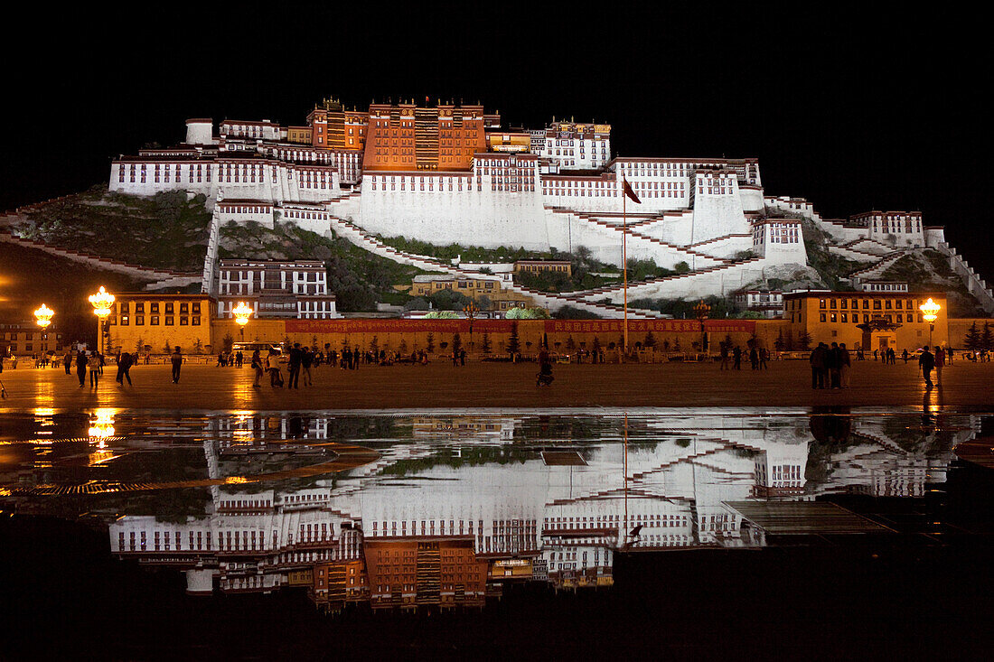 Potala-Palast bei Nacht, Residenz und Regierungssitz der Dalai Lamas in Lhasa, autonomes Gebiet Tibet, Volksrepublik China