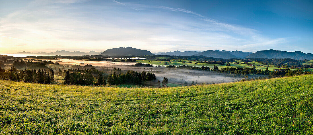 Blick vom Schönberg auf Ammergebirge und Hörnle, Pfaffenwinkel, Oberbayern, Deutschland, Europa