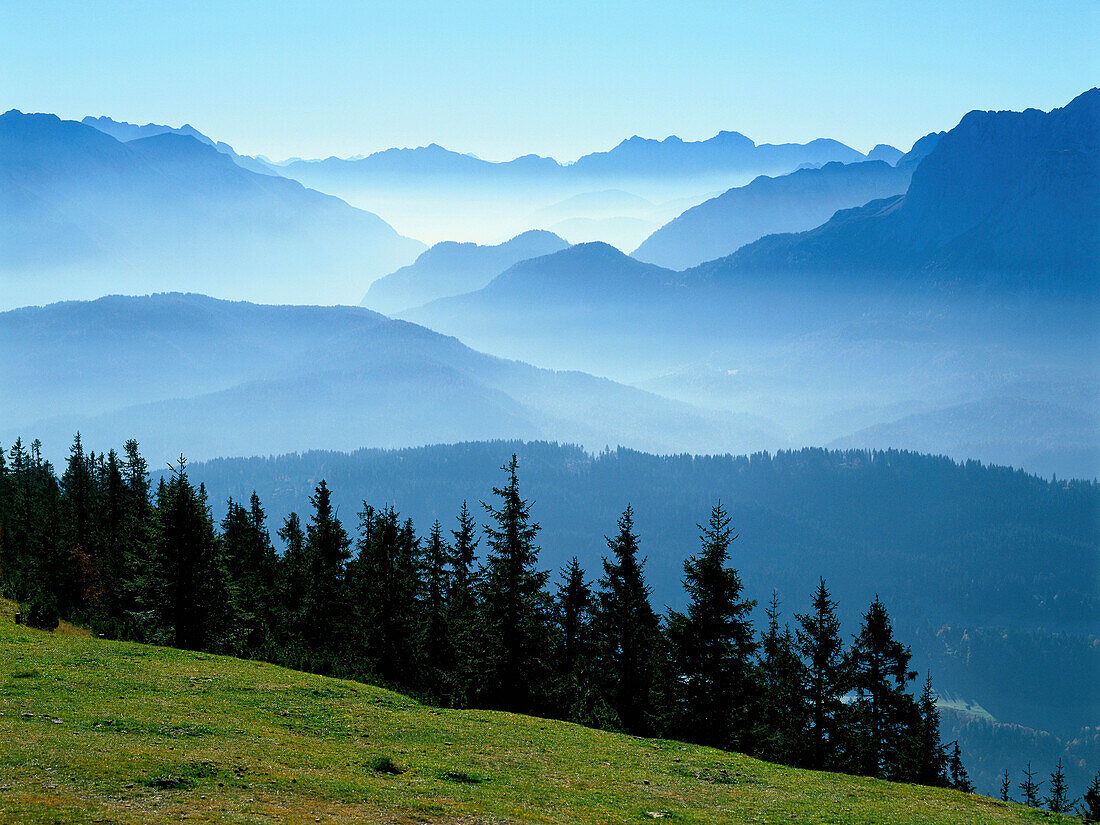 Blick vom Wank auf Berglandschaft, Oberbayern, Deutschland, Europa