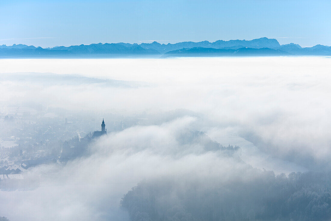 Luftaufnahme von Andechs unter Wolkendecke, im Hintergrund das Wettersteingebirge, Lkr. Starnberg, Oberbayern, Deutschland, Europa