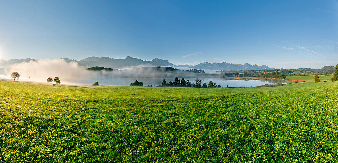 Landschaft am Forgensee mit Blick auf die Füssener Berge, Oberbayern, Deutschland, Europa