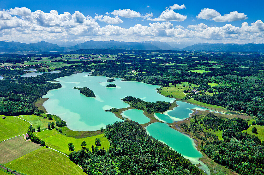 Luftaufnahme über die Osterseen Richtung Süden, Jochberg, Herzogstand und Heimgarten, Estergebirge und Wettersteingebirge, Oberbayern, Deutschland, Europa