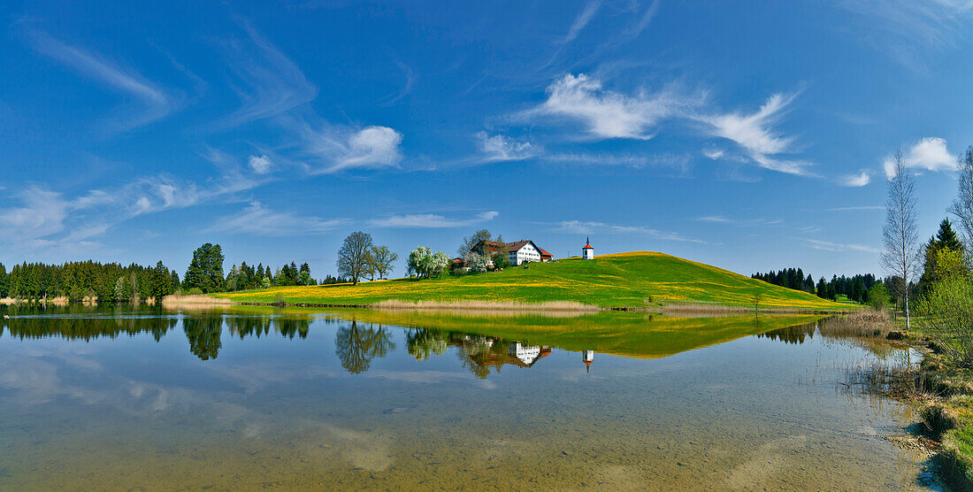 Bauernhof mit Hegratsrieder Kapelle am Hegratsrieder See, Lkr. Füssen, Allgäu, Bayern, Deutschland, Europa