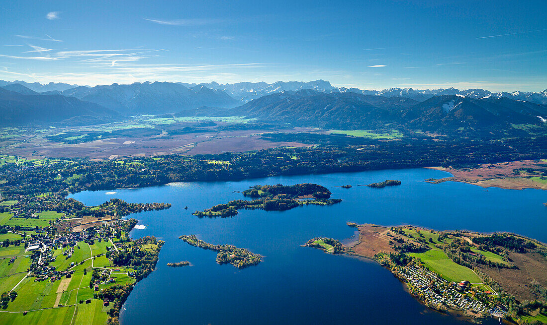 Luftaufnahme vom Staffelsee Richtung Süden, mit Wettersteingebirge, Oberbayern, Deutschland, Europa