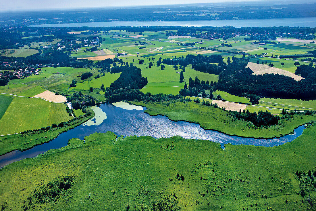 Blick von oben auf Naturschutzgebiet am Maisinger Weiher, Lkr. Starnberg, Oberbayern, Deutschland, Europa