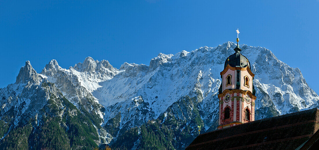 Kirche von Mittenwald mit Karwendelgebirge unter blauem Himmel, Mittenwald, Oberbayern, Deutschland, Europa
