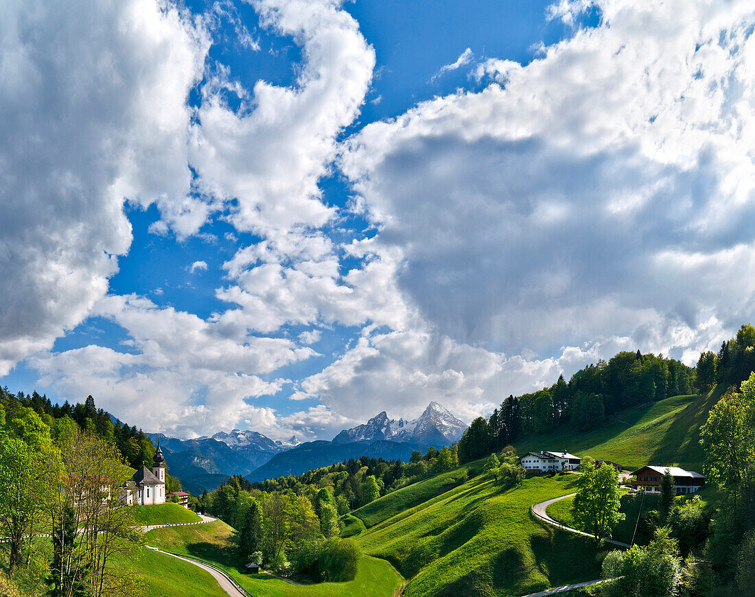 Maria Gern mit Watzmann unter Wolkenhimmel, Berchtesgadener Land, Oberbayern, Deutschland, Europa