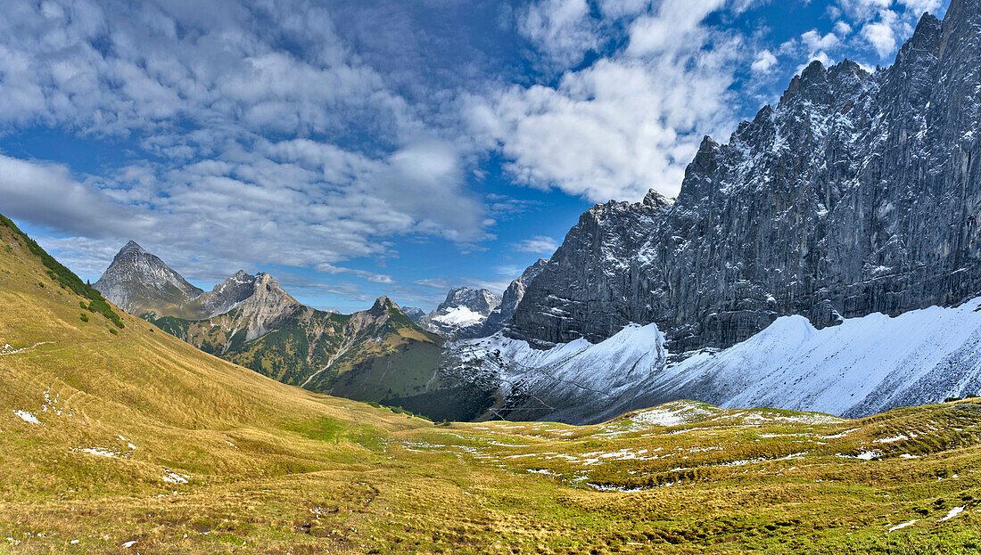 Blick auf Karwendelgebirge unter Wolkenhimmel, Tirol, Österreich, Europa