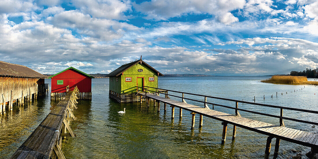 Bootshütten und Stege am Ammersee, Schondorf, Oberbayern, Deutschland, Europa