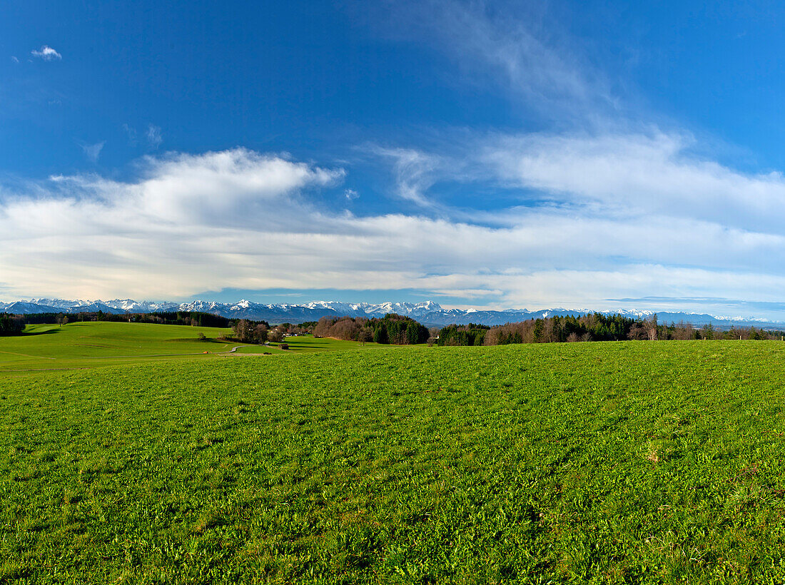 Blick von Degerndorf im Fünfseenland auf die Alpenkette, Karwendel, Wettersteingebirge und Allgäuer Berge, Oberbayern, Deutschland, Europa