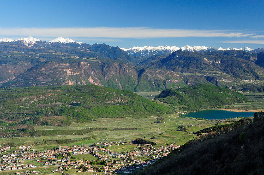 Blick auf Kaltern und Kalterer See mit Eisacktal und verschneiten Dolomiten im Hintergrund, Kaltern, Südtirol, Italien, Europa