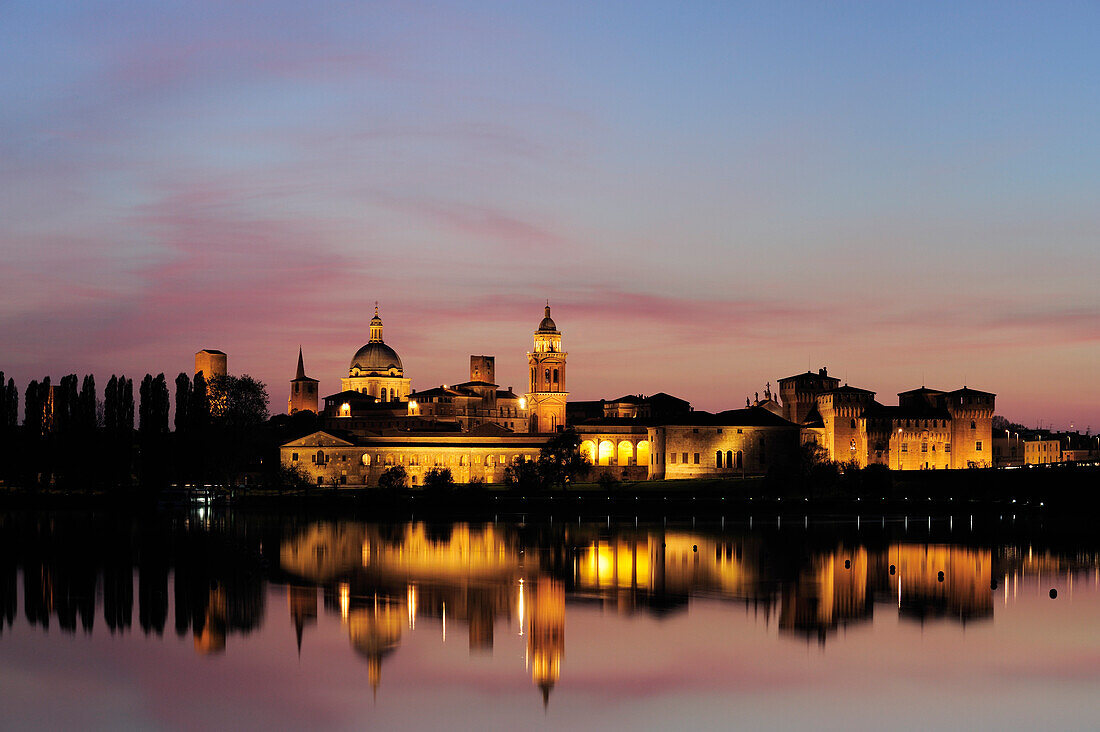 Beleuchtete Altstadt von Mantua spiegelt sich im Fluss Mincio, Mantua, Lombardei, Italien, Europa
