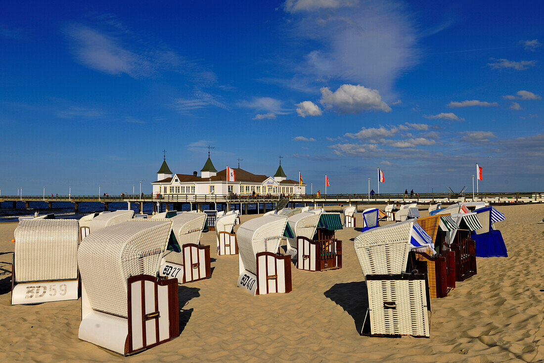 Strandkörbe und die historische Seebrücke Ahlbeck im Sonnenlicht, Usedom, Mecklenburg-Vorpommern, Deutschland, Europa