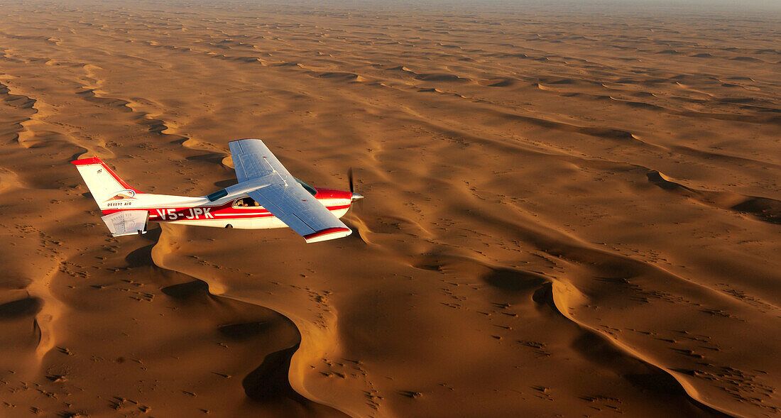 Luftaufnahme eines Flugzeugs über der Wüste, Sossusvlei, Namibia, Afrika