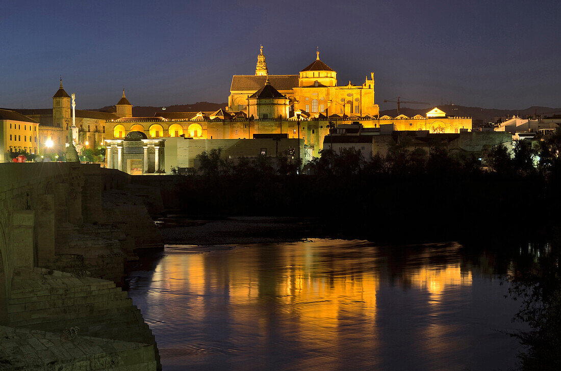 Beleuchtete Kathedrale La Mezquita, römische Brücke und der Fluss Guadalquivir am Abend, Cordoba, Andalusien, Spanien, Europa