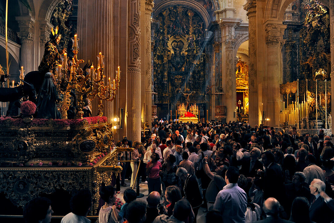 Menschenmenge in der Kirche El Salvador, Semana Santa, Palmsonntag, Sevilla, Andalusien, Spanien, Europa