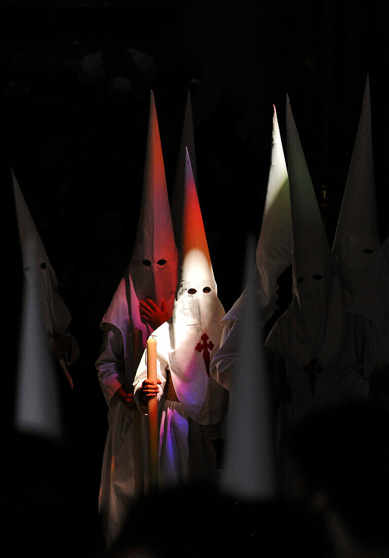 Nazarenos der Bruderschaft La Borriquita in der Kirche El Salvador, Semana Santa, Palmsonntag, Sevilla, Andalusien, Spanien, Europa