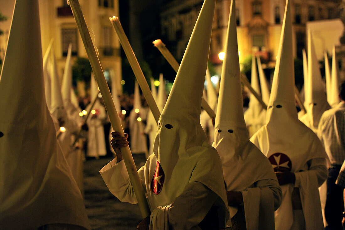 Nazarenos der Bruderschaft La Borriquita während der Prozession am Palmsonntag, Semana Santa, Sevilla, Andalusien, Spanien, Europa