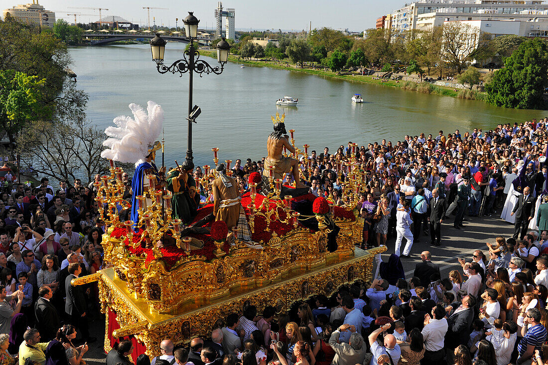 Menschenmenge und Bruderschaft La Estrella während der Prozession am Palmsonntag, Semana Santa, Triana, Sevilla, Andalusien, Spanien, Europa