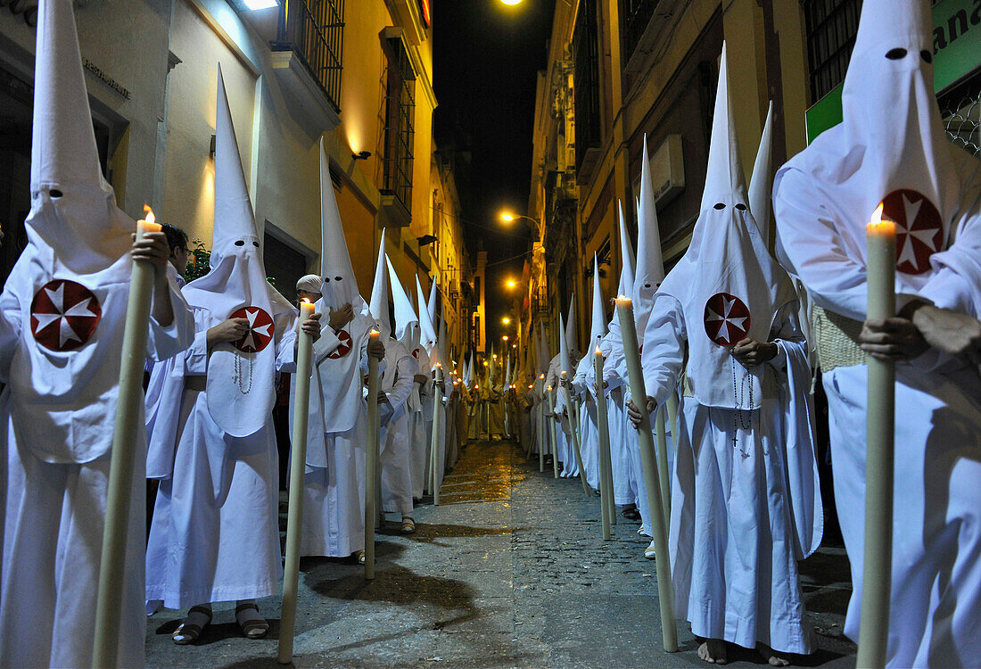 Nazarenos, Hermandad de La Borriquita, Palmsonntag-Prozession, Semana Santa, Sevilla, Andalusien, Spanien