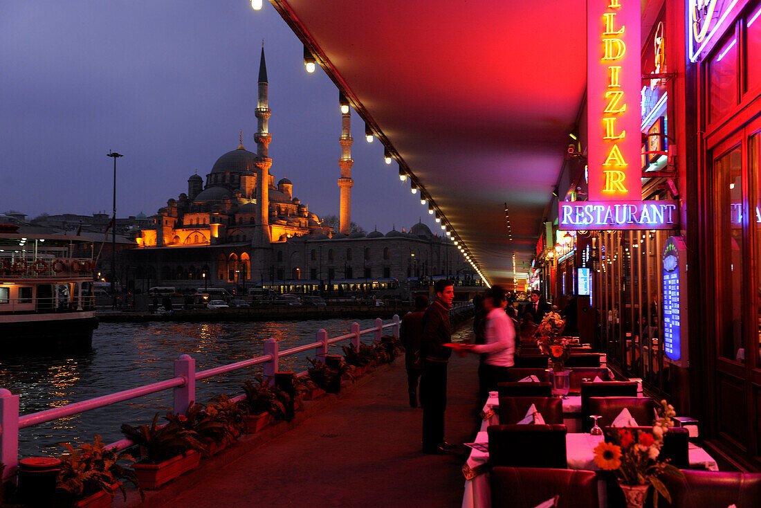 Restaurants auf der Galata Brücke und Neue Moschee der Sultansmutter am Abend, Istanbul, Türkei, Europa