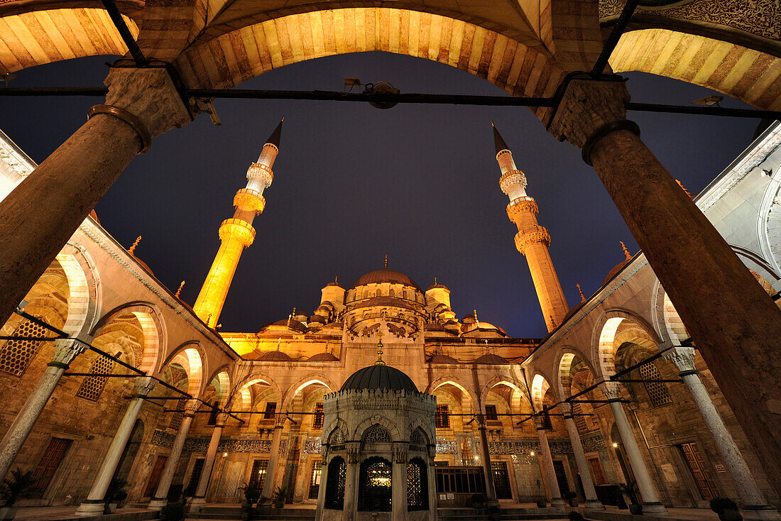 Beleuchtete Yeni-Moschee am Abend, Istanbul, Türkei