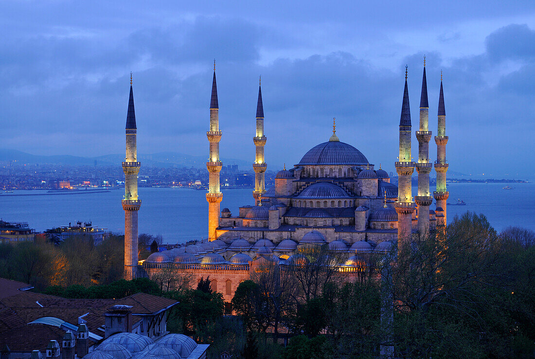 The illuminated Hagia Sophia in the evening, Istanbul, Turkey, Europe