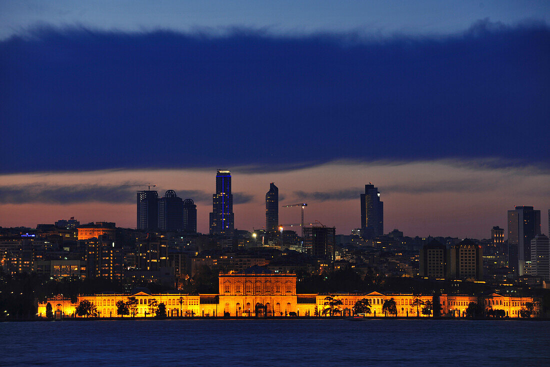 Der beleuchtete Dolmabace Palast an der Küste, Istanbul, Türkei, Europa