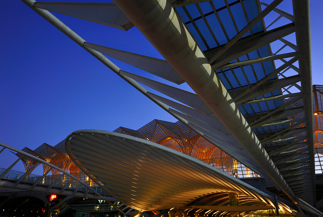 Der Bahnhof Lissabon Oriente am Abend, Santiago Calatrava, Lissabon, Portugal, Europa
