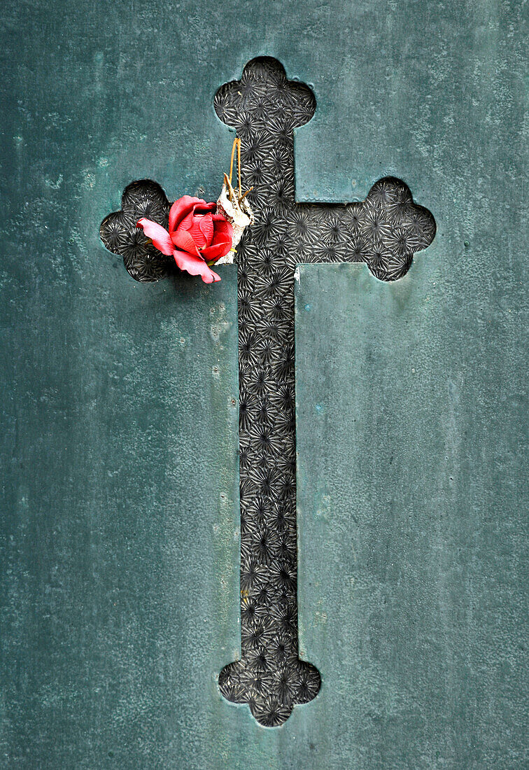 Detail eines Grabsteins auf dem Friedhof Cemiterio dos Prazeres, Lissabon, Portugal, Europa