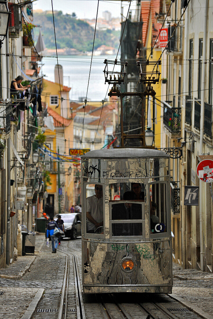 Elevador da Bica, Strassenbahnen auf steiler Strasse, Lissabon, Portugal, Europa