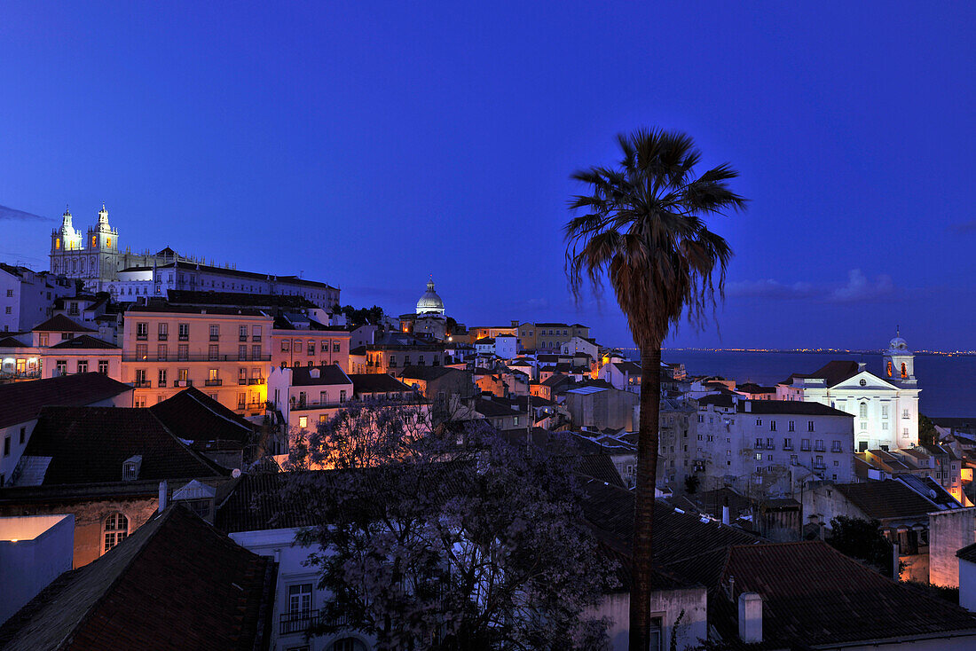 Blick auf Alfama am Abend, Lissabon, Portugal