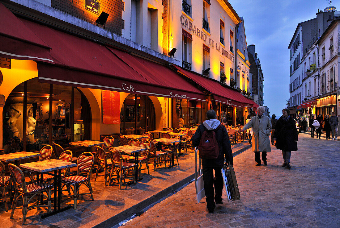 Strassenmaler auf dem Heimweg, Montmatre, Paris, Frankreich, Europa