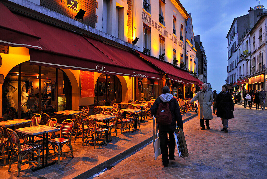 Street artist homebound, Montmartre, Paris, France, Europe