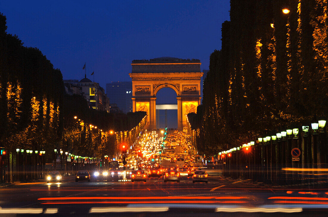 Verkehr auf dem Champs-Elysees am Abend, Arc de Triomphe im Hintergrund, Paris, Frankreich