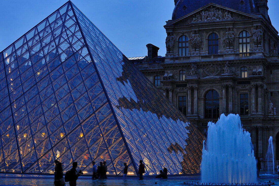 Glaspyramide im Innenhof des Louvre am Abend, Paris, Frankreich, Europa