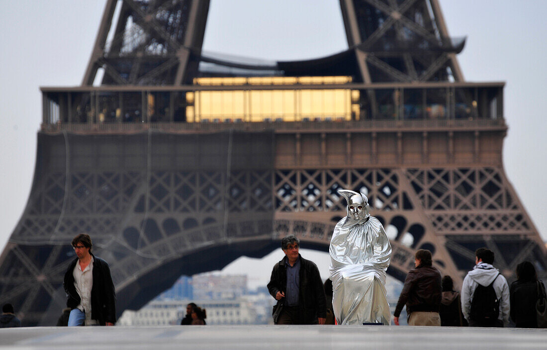 People in front of the Eiffel Tower, Trocadero, Paris, France, Europe