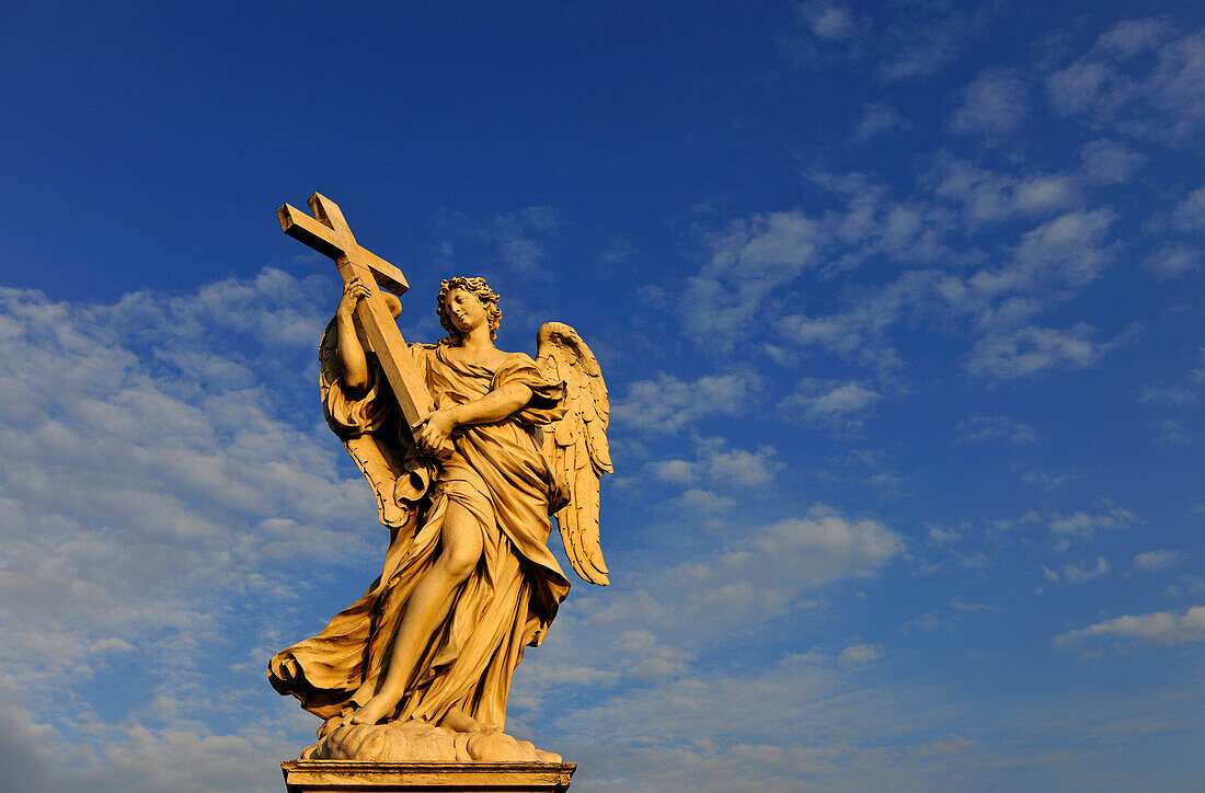 Engel mit Kreuz im Sonnenlicht auf der Engelsbrücke, Ponte Sant'Angelo, Rom, Latium, Italien, Europa