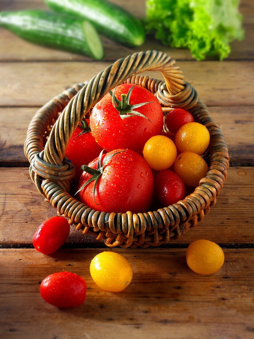 Mixed red & yellow vine tomatoes