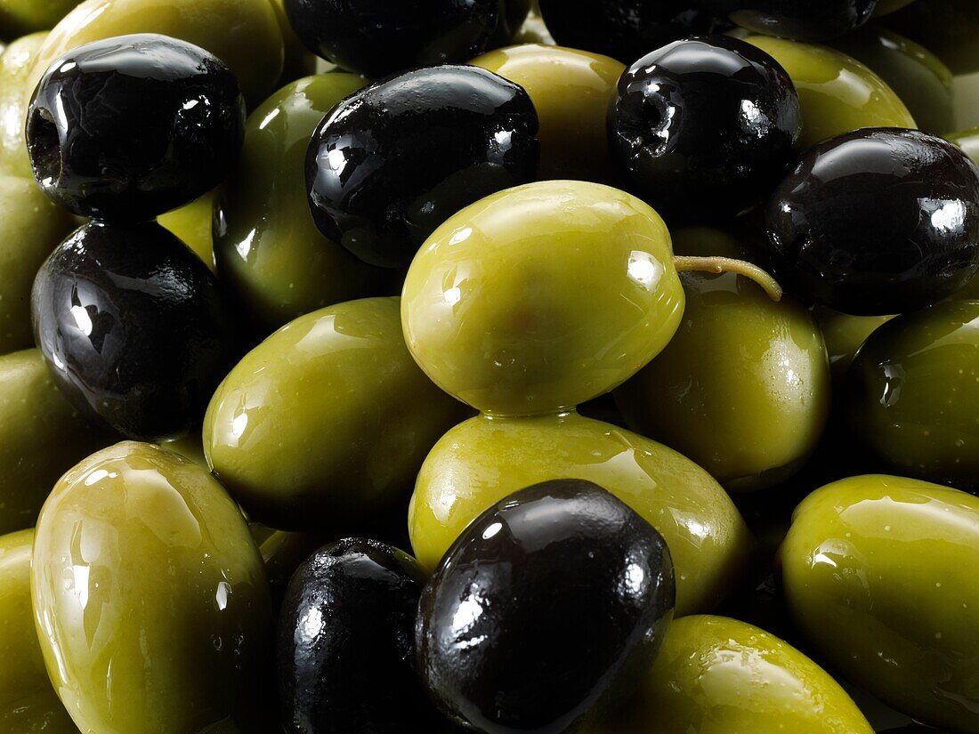 Fresh mixed black and green olives.
