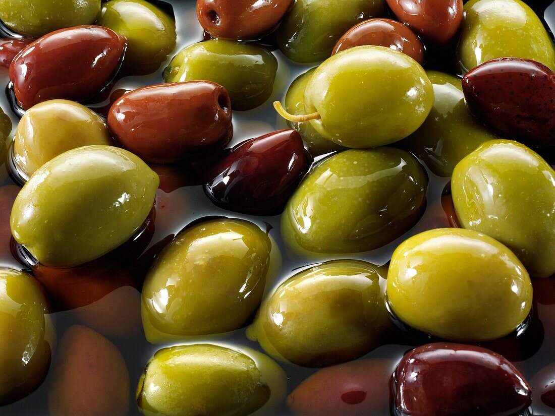 Fresh mixed green & kalamata olives