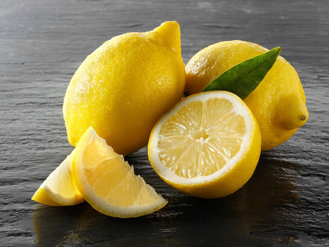 Fresh whole and cut lemons