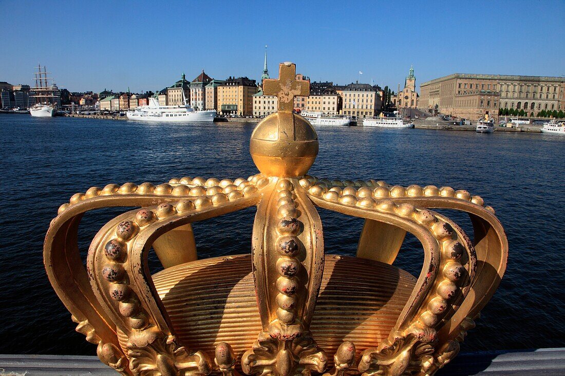 Sweden, Stockholm, harbour, crown on Skeppsholm Bridge