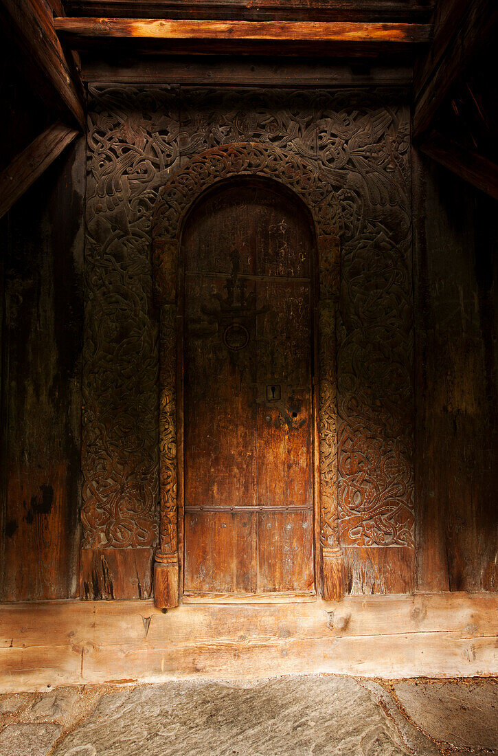 Stabkirche von Borgund, Eingangstür, norwegische Holzbaukunst, älteste Holzbau Europas, Laerdal, Sognefjord, Norwegen, Skandinavien, Europa
