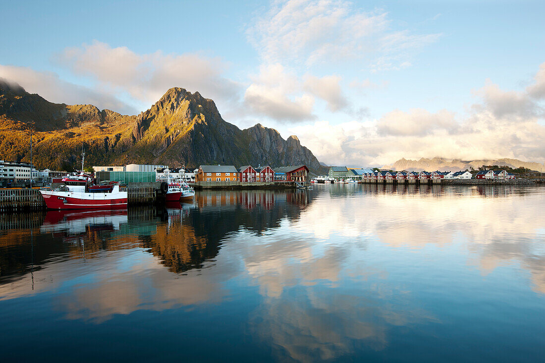 Küstenort Svolvaer mit Hafen, Landschaft auf den Lofoten, Herbst, Austvagoy, Nordland, Norwegen, Skandinavien, Europa