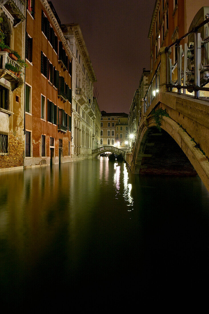 Kanal am Markusplatz bei Nacht, Venedig, Venetien, Italien