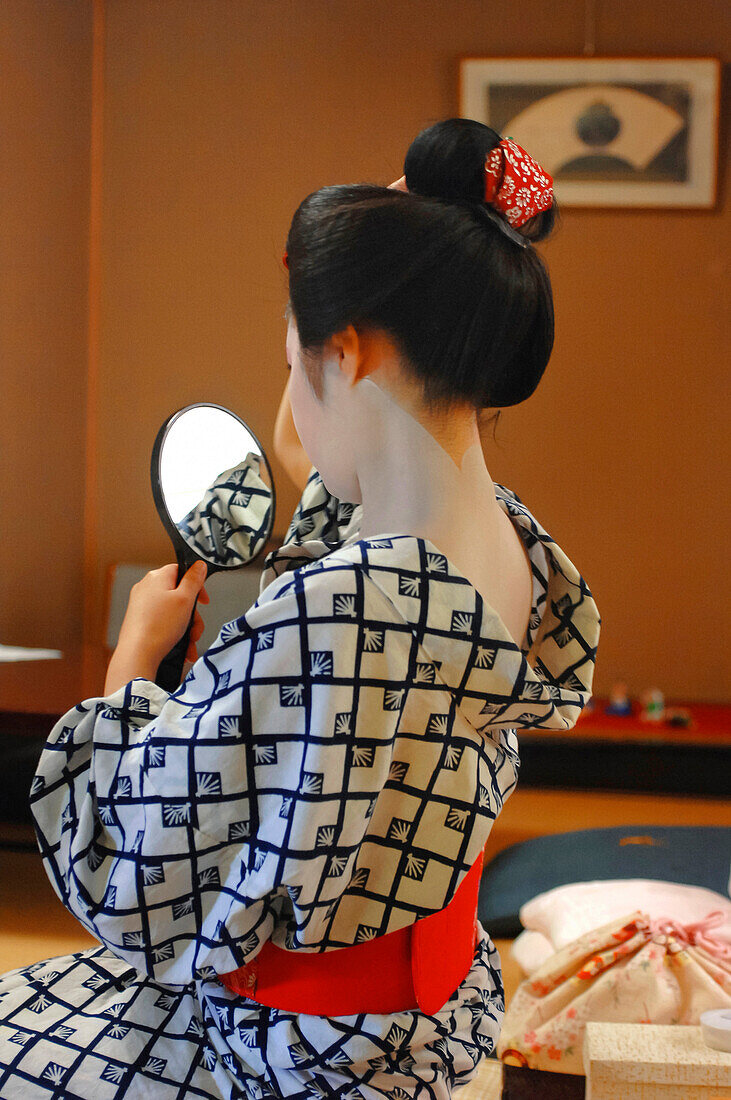 A Maiko's (Apprentice Geisha) Traditional Makeup and Hairdo. Chignon in the Form of a Peach (Wareshinobu) and Adorned with Silk Ribbons (Kanoko), Gion District, Kyoto, Japan, Asia