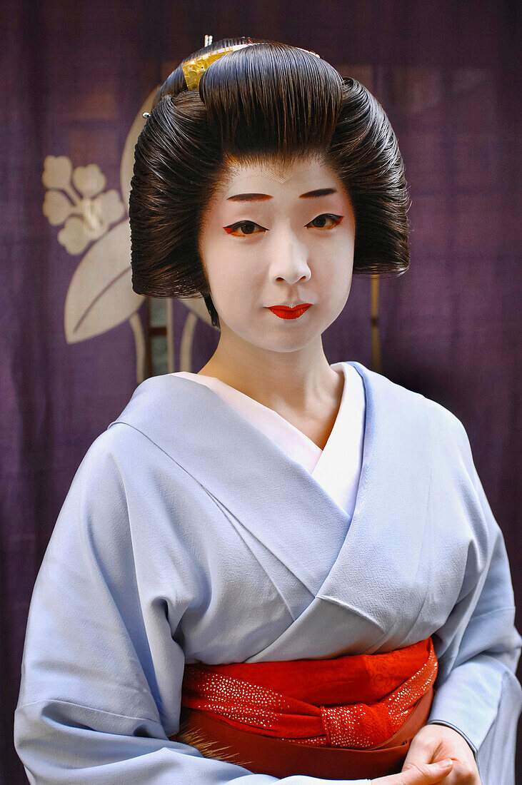 Portrait of a Geiko (Geisha) in a Kimono (Obede) Wearing a Wig (Katsura) with a High Chignon Adorned with a Decorated Hairpin (Kanzashi) and Made Up with the Traditional White Makeup (Doran), Gion District, Kyoto, Japan, Asia